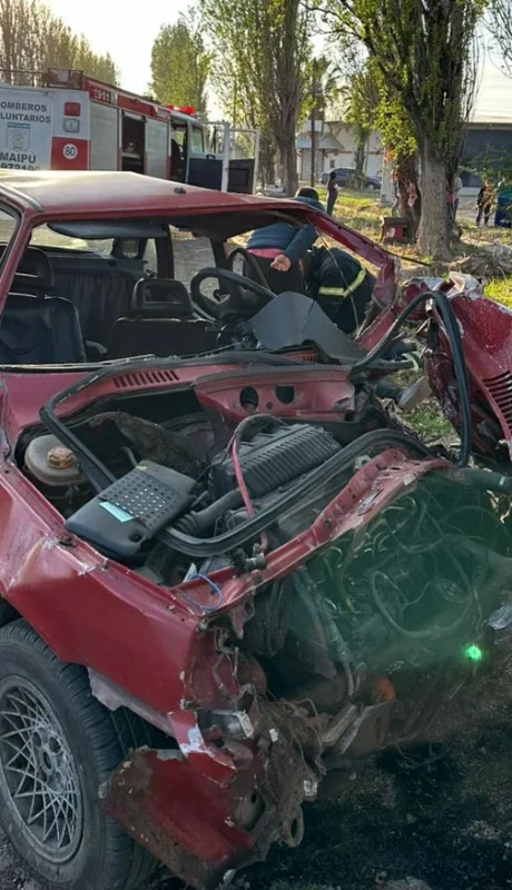 El conductor del Fiat Duna perdió la vida en el lugar.