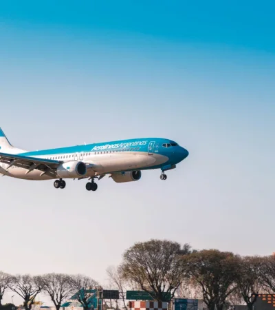 Más de 2.4 millones de argentinos viajaron al exterior en febrero.