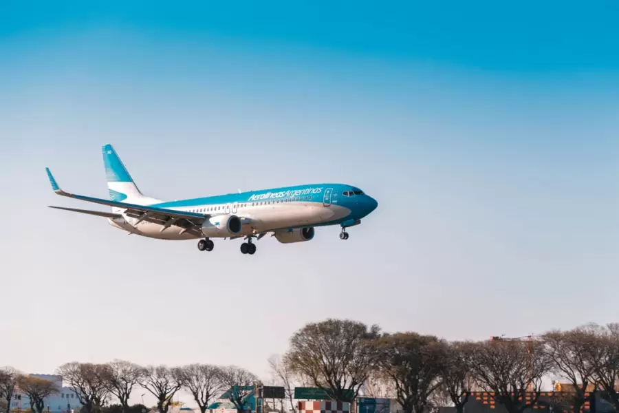 El avión de Aerolíneas Argentinas que perdió un neumático tras aterrizar en Aeroparque./
