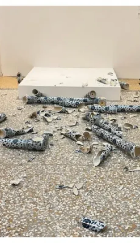 Cubo de porcelana azul y blanco del artista Ai Weiwei.