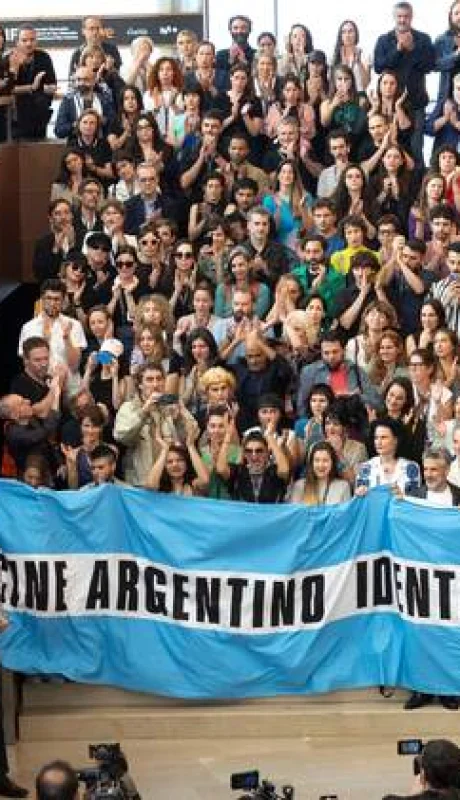 Actores argentinos protestaron el el Festival de Cine de San Sebastián.