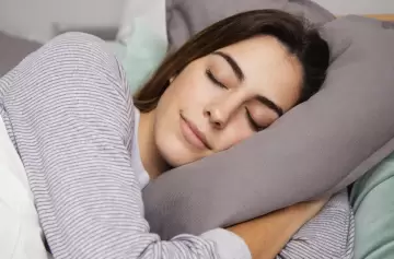 Cómo la postura y la temperatura afectan tu sueño: claves para dormir mejor