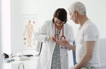 Tres síntomas clave que pueden revelar el colesterol alto en el cuerpo