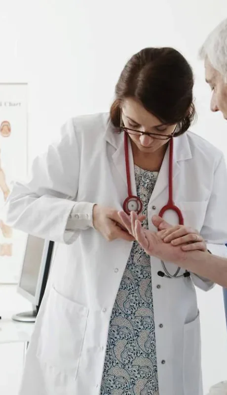 Para determinar si el colesterol en nuestro cuerpo es elevado, es fundamental realizar un análisis de sangre.