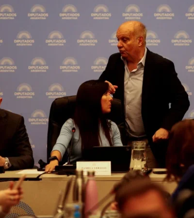 La reunión inició con un informe del diputado del PRO, Hernán Lombardi.