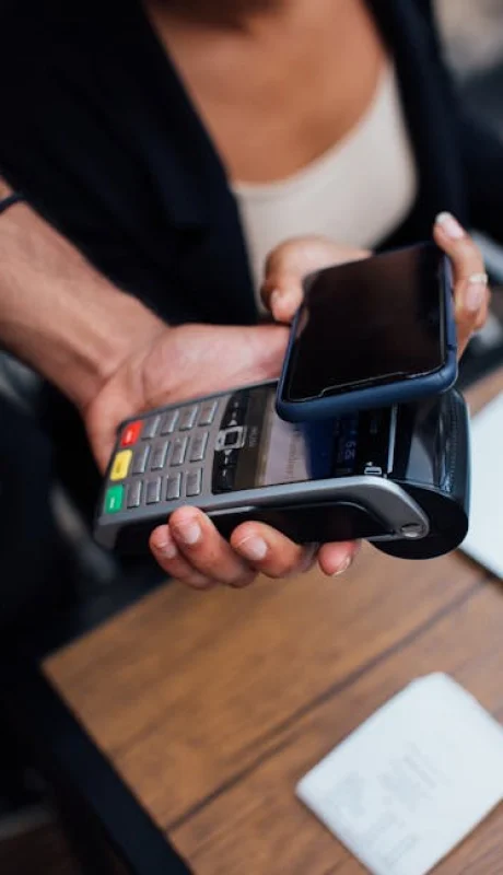 Persona Sosteniendo Un Teléfono Qwerty Negro