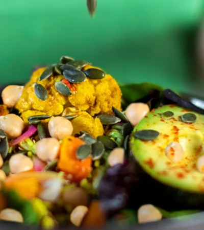Una alimentación saludable es aquella que contiene frutas, hortalizas, legumbres, frutos secos y granos enteros.