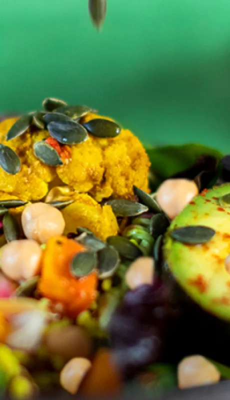 Una alimentación saludable es aquella que contiene frutas, hortalizas, legumbres, frutos secos y granos enteros.