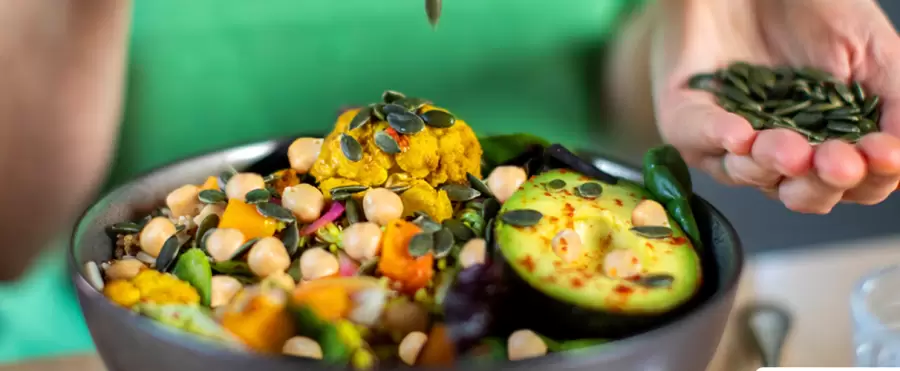 Una alimentación saludable es aquella que contiene frutas, hortalizas, legumbres, frutos secos y granos enteros.