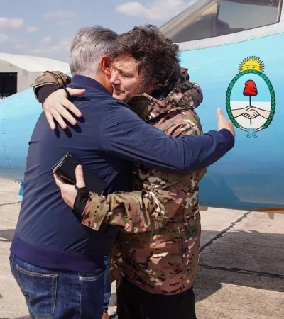 El gobernador de Córdoba recibe con un abrazo al Presidente.