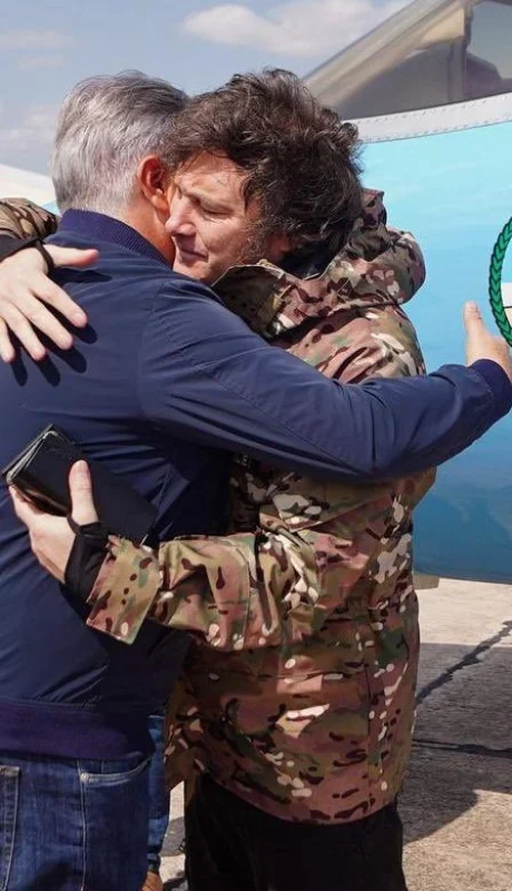 El gobernador de Córdoba recibe con un abrazo al Presidente.