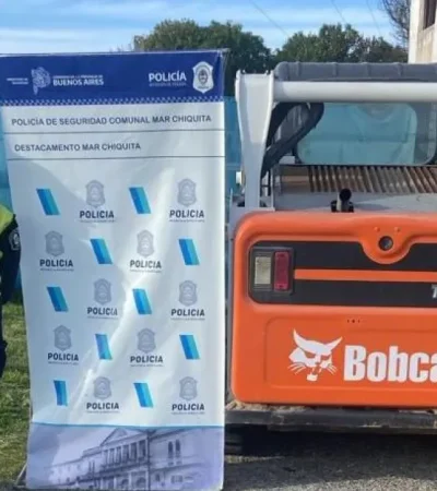 La pala mecánica con la que se trasladó la arena. (Foto: web)