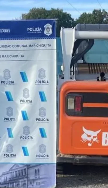 La pala mecánica con la que se trasladó la arena. (Foto: web)