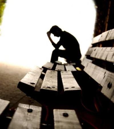 El suicidio es un problema de salud pública complejo y multidimensional en el que intervienen diversos factores.