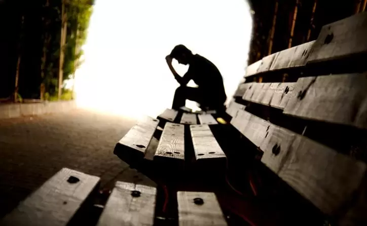 El suicidio es un problema de salud pública complejo y multidimensional en el que intervienen diversos factores.