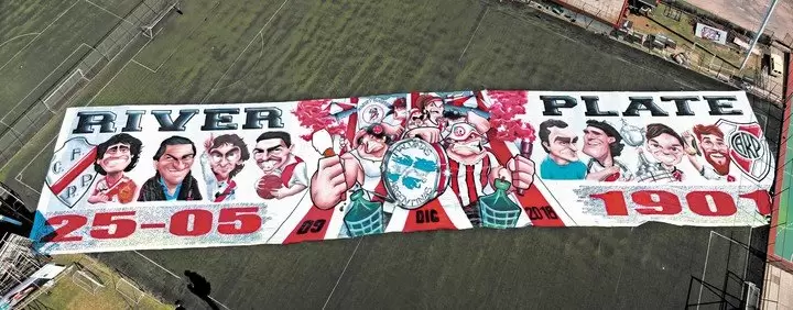 La bandera con los ocho ídolos. Demasiado gigante para una tribuna