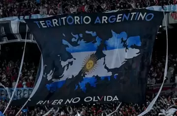 La Conmebol prohibió una bandera de Malvinas y el Gobierno nacional disparó contra "Chiqui" Tapia