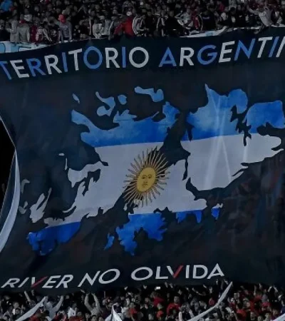La bandera con el mapa de las Islas Malvinas