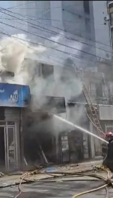 Incendio en Once: cuatro locales afectados y gran operativo por 'humo negro'