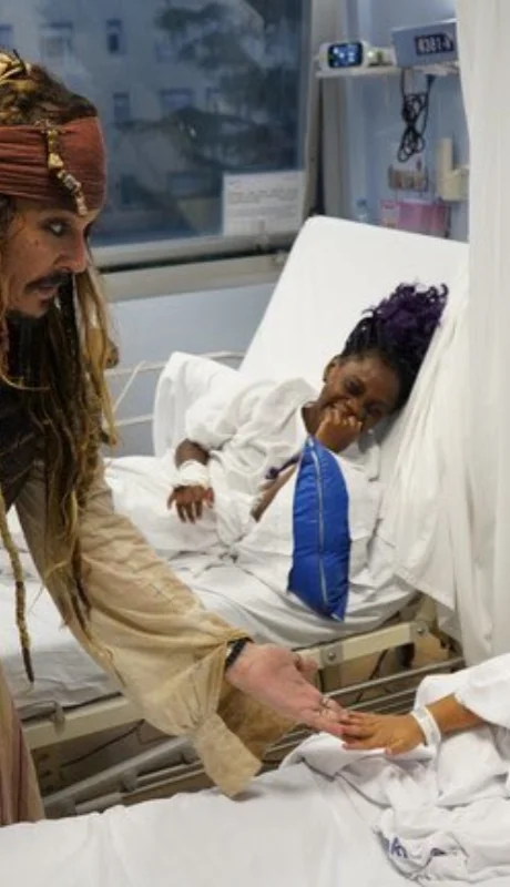 El capitán Jack Sparrow visitó a los niños y las niñas ingresadas en el Hospital de Donostia.
