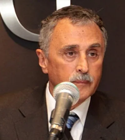 Mario Lugones, es médico cardiólogo y proviene del sector privado.