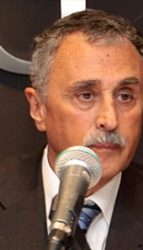 Mario Lugones, es médico cardiólogo y proviene del sector privado.