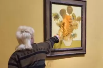 Extremistas ecológicos vuelven a atentar contra "Los Girasoles" de Van Gogh