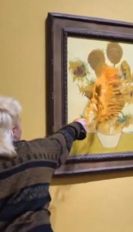 Ecologistas extremistas buscan reivindicar el Medio Ambiente mediante ataques a grandes obras de pintores renombrados.