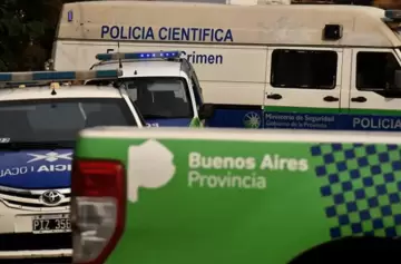 Un hombre fue acusado de matar y enterrar a su mujer en el patio de su casa