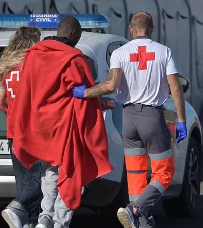 Migrantes rescatados del naufragio