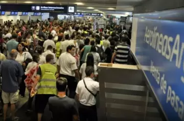 Tras reunirse con autoridades de Aerolíneas los sindicatos desisten de los paros