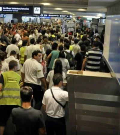 Tras reunirse con autoridades de Aerolíneas los sindicatos desisten de los paros