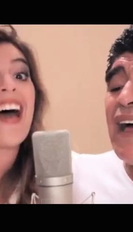 Dalma junto a Diego cantando juntos