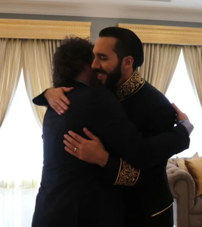 El presidente Javier Milei y el presidente de El Salvador Nayib Bukele
