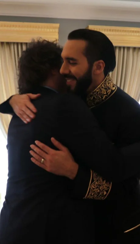 El presidente Javier Milei y el presidente de El Salvador Nayib Bukele