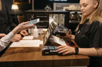 Día del Empleado de Comercio: hoy no abren shoppings, supermercados y locales