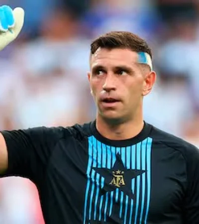 Emiliano Martínez fue sancionad con dos fechas por la FIFA.