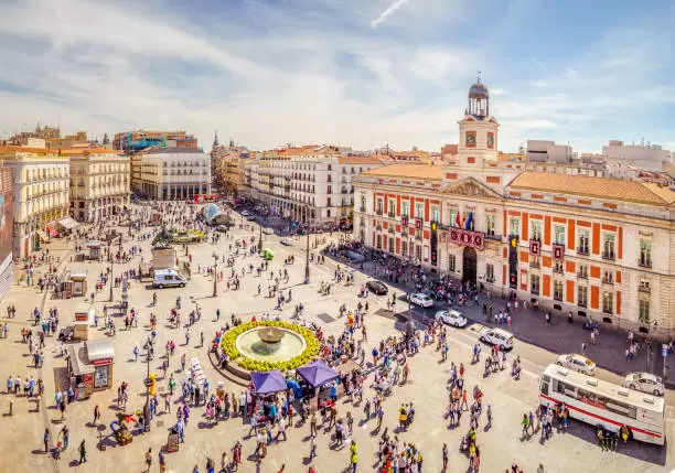Puerta del Sol de Madrid. Allí se encuentra el kilómetro cero de España