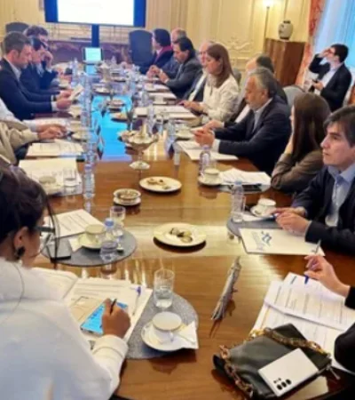 La comitiva reunida en la embajada argentina en la capital inglesa.