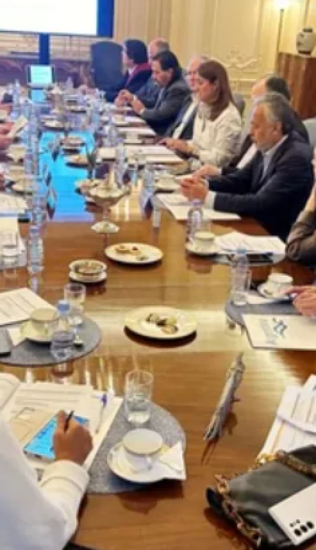 La comitiva reunida en la embajada argentina en la capital inglesa.