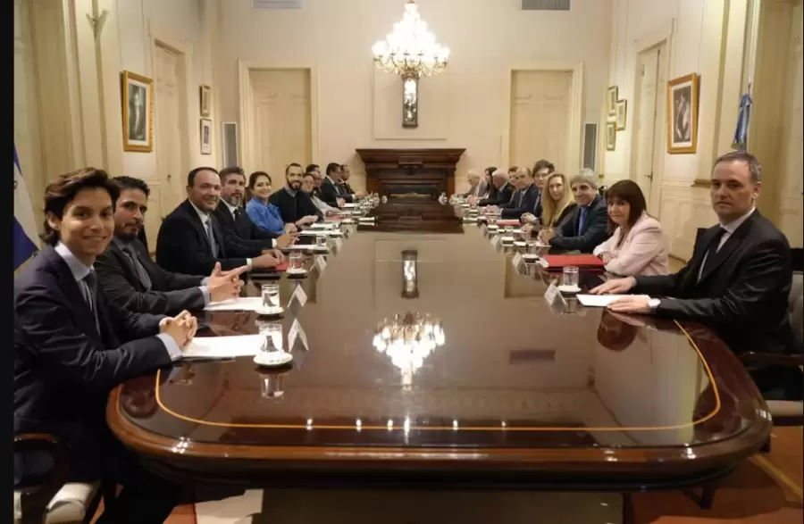 La reunión ampliada con los respectivos equipos de ministros y secretarios