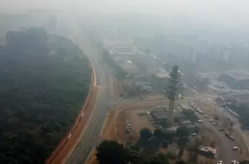 La nube de humo de miles de incendios cubre el 80% de Brasil