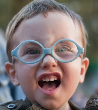 Investigadores de la Universidad Sun Yat-sen en Guangzhou lideraron el análisis que proyecta la prevalencia de miopía hasta 2050.