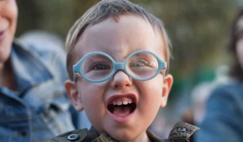 Investigadores de la Universidad Sun Yat-sen en Guangzhou lideraron el análisis que proyecta la prevalencia de miopía hasta 2050.