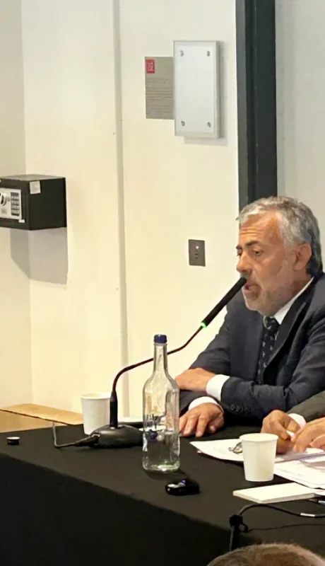 Disertación de Cornejo en Londres  /