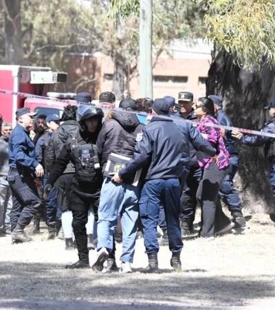 El padre de uno de los menores fallecidos cuando llegó al lugar de los crímenes.