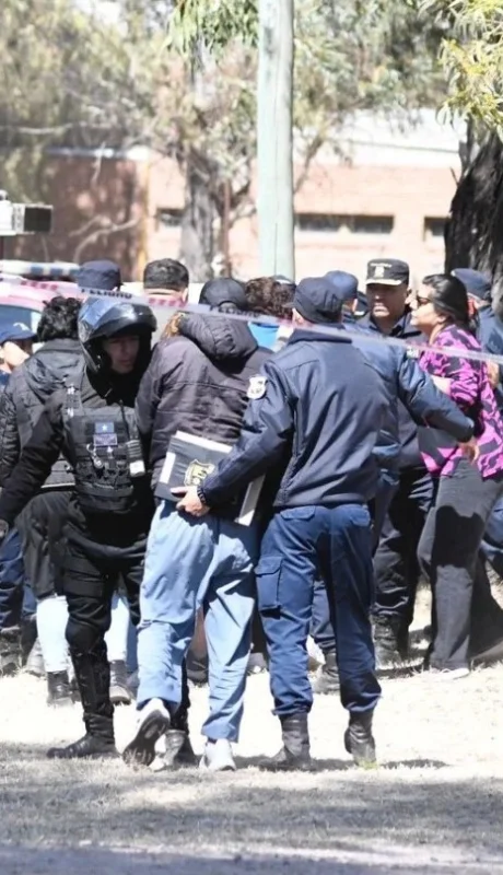 El padre de uno de los menores fallecidos cuando llegó al lugar de los crímenes.