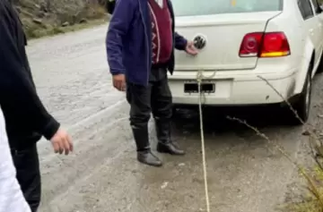 Ató a su perro y lo arrastró con el auto "porque tenía olor a mojado"