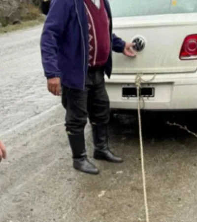 Vecinos detuvieron al hombre y le exigieron que dejara de maltratar al animal.