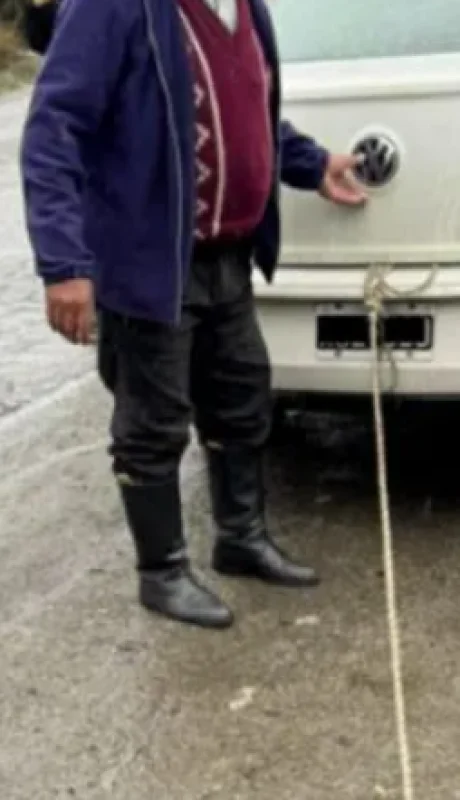 Vecinos detuvieron al hombre y le exigieron que dejara de maltratar al animal.